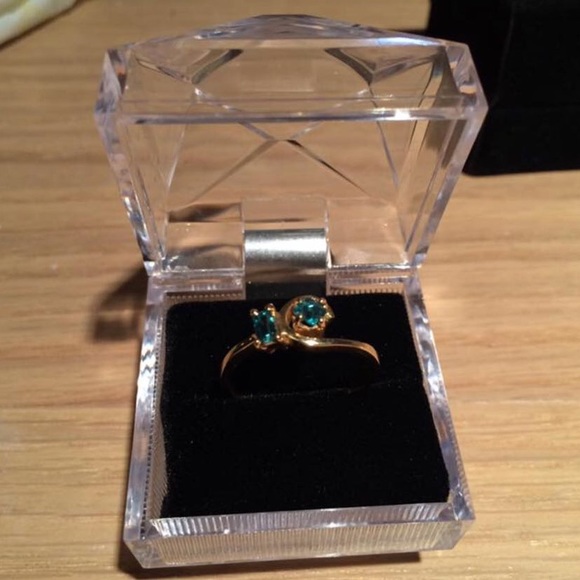 Emerald Engagement Ring 18K Yellow Gold 💍